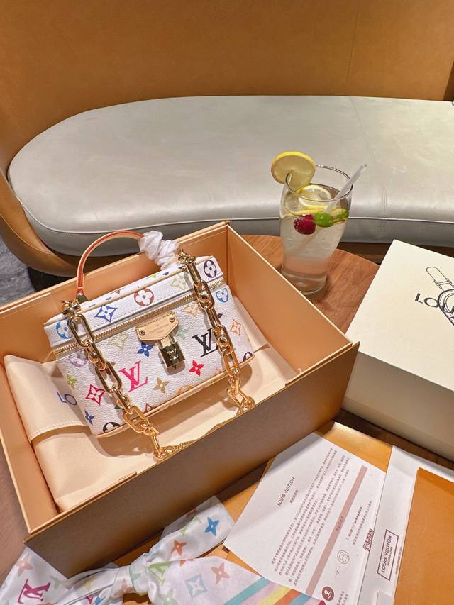 全套包装 Lv尤物人间白三彩真漂亮啊白三彩系列每一只都值得收藏,又可以搭配俏皮可爱下次想试试洒脱一点穿搭彩色老花 五彩缤纷的少女心满出来这只包适配乐开了花的心情 全套包装 Lv尤物人间白三彩真漂亮啊白三彩系列每一只都值得收藏,又可以搭配俏皮可爱下次想试试洒脱一点穿搭彩色老花 五彩缤纷的少女心满出来这只包适配乐开了花的心情