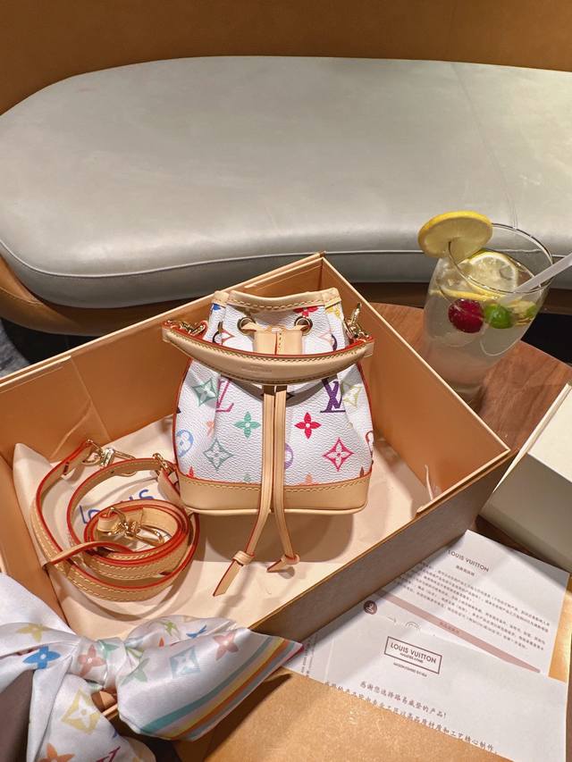 变码芯片 双盒全套包装 Lv 25Ss 新款 Mini 小水桶 手柄的设计 比Nano容量大 比Bb更小巧 喜欢不要错过 彩色超细纤维粘合内衬,金色金属饰件,束 变码芯片 双盒全套包装 Lv 25Ss 新款 Mini 小水桶 手柄的设计 比Nano容量大 比Bb更小巧 喜欢不要错过 彩色超细纤维粘合内衬,金色金属饰件,束