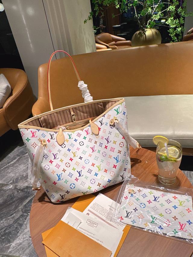 变码芯片 “折叠礼盒官网飞机盒” 原单Lv Neverfull 白三彩购物袋！入门级的款式哦！绝对的终身款！此物经典不言而喻！街拍和实用都是非常Nb的选择！大家