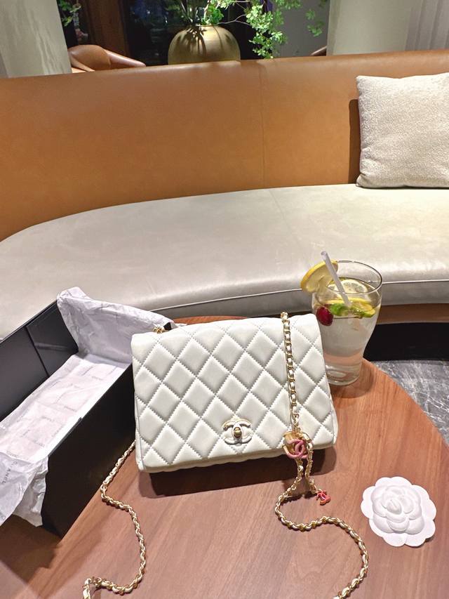 折叠礼盒官网飞机盒 Chanel 新款 珐琅调节扣 Woc 风琴包 小香牛皮最近好多明星都在背 Chanel 19 这款包是由老佛爷Karl Lagerfeld