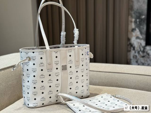 配盒 Size：34*30Cm 大号 Mc 购物袋新品 23Ss 简单的Mcm购物袋！ 都是无比的好看！ 1包中包 2双面购物袋 3里面小包还可以单用哦！ 集美