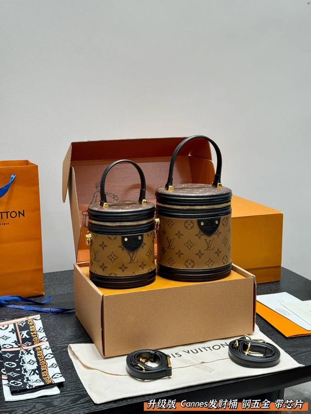 折叠飞机礼盒 升级版！钢五金 带丝巾！ Size：17.15Cm 大号 14.13Cm 小号 Lv Cannes 饭桶水桶包 发财桶！发财桶！ 越用越香！！！