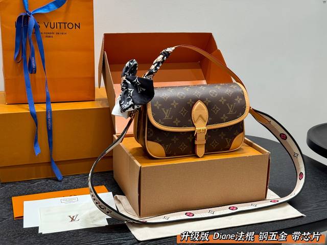 全套礼盒包装 升级版 带芯片 钢五金 带丝巾！ Size：25*17Cm Lv家 Diane 法棍手袋 定制老花面料搭配深色树膏皮 配置两条肩带 今天的快乐是法