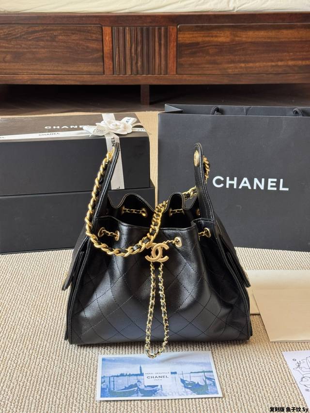 复刻版 鱼子纹 Chanel 25S 牛皮Hobo流浪包 香奈儿 Chanel 牛皮刺绣购物袋出货，超级柔软，亲感特别好！内里采用同质量牛皮料！超级好物，等你来