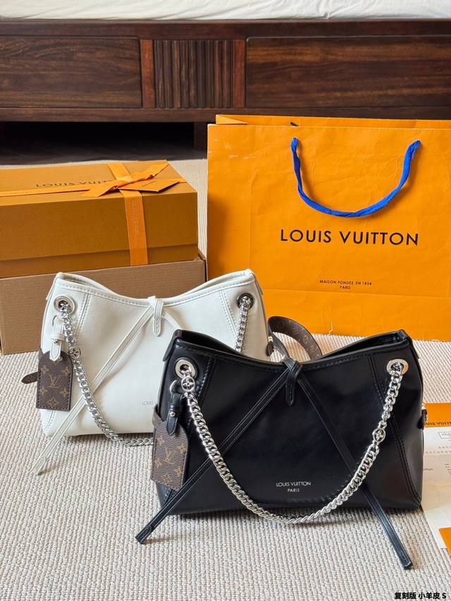 复刻版 小羊皮 新的Carryall Bb 鲶鱼须子和大金链子宝宝们形容的太贴切了 Lv配金链子真的好看 小小咩觉得新版Carryall变可爱 了,而且不喜欢大 复刻版 小羊皮 新的Carryall Bb 鲶鱼须子和大金链子宝宝们形容的太贴切了 Lv配金链子真的好看 小小咩觉得新版Carryall变可爱 了,而且不喜欢大