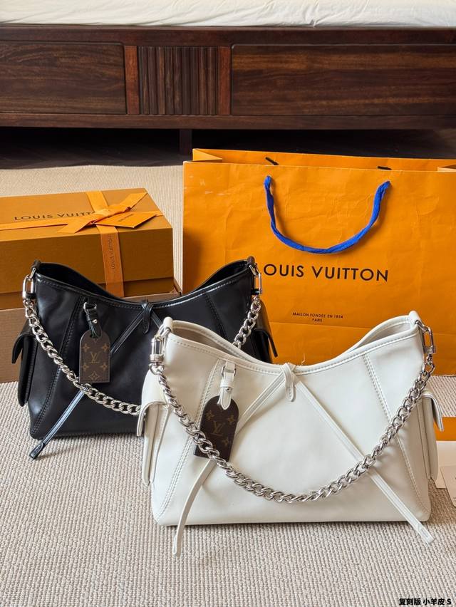 复刻版 小羊皮 Carryalldark 本款 Carrvall Dark 中号手袋以柔软羊皮革塑造时尚慵懒 廓形为 春夏秀场造型增添瞩目姿彩抛光金属件与 触感 复刻版 小羊皮 Carryalldark 本款 Carrvall Dark 中号手袋以柔软羊皮革塑造时尚慵懒 廓形为 春夏秀场造型增添瞩目姿彩抛光金属件与 触感