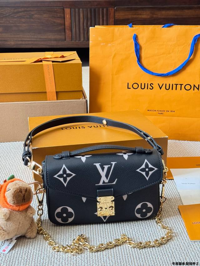 牛皮版本 配挂件 Lv Pochette Metis East West Mini 新款邮差包 Lv邮差包老花手提单肩斜挎包，优雅低调的外形设计和宽敞的包身更加