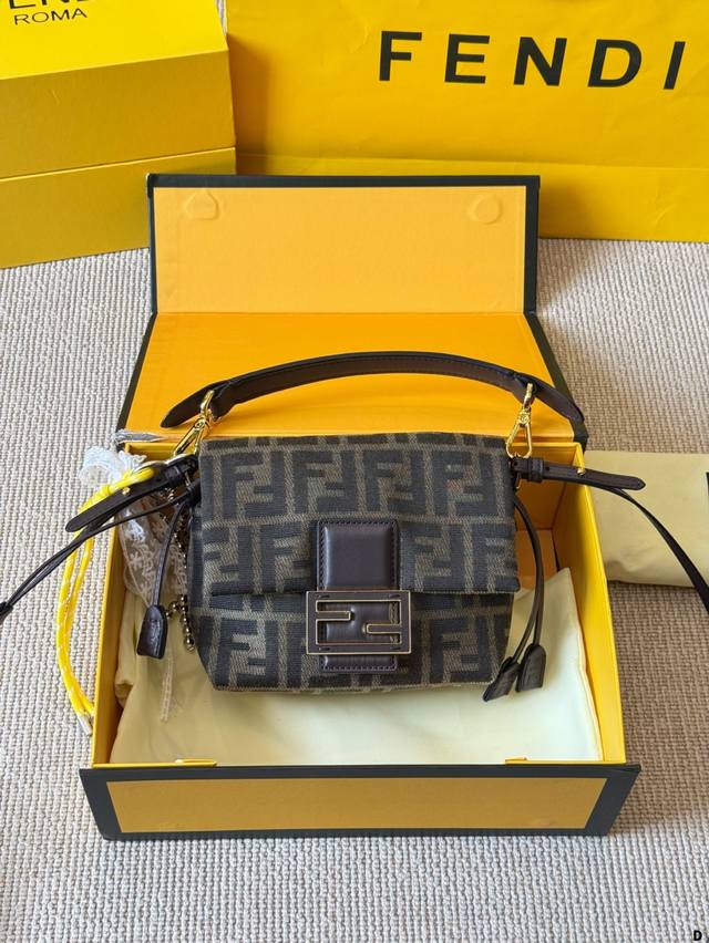 芬迪Mamma法棍包 快来Get松弛温柔的通勤包包 质感灰色系色调穿搭 需要有一只温柔又松弛感的包包搭配！ 甄选优质质感牛皮制成 每一寸细腻又富有 如同双手抚摸