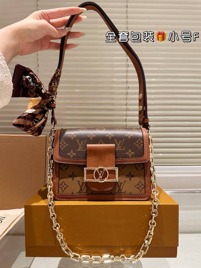 原单 复刻 牛皮 Louis Vuitton Dauphine达芙妮邮差包，全牛皮，万能搭配四季，夏日轻薄都能Hold住。复古但上身时髦的信封包，线条硬朗流畅。