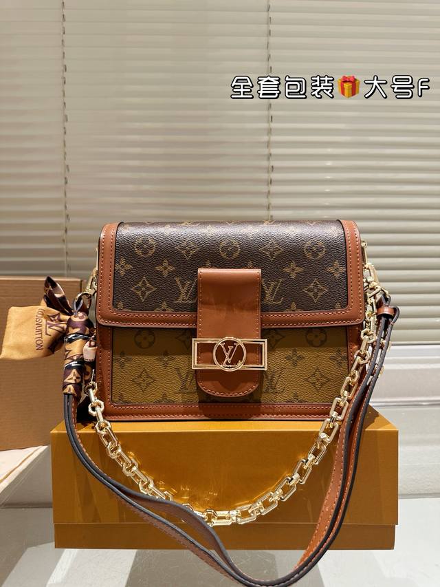 原单 复刻 牛皮 Louis Vuitton Dauphine达芙妮邮差包，全牛皮，万能搭配四季，夏日轻薄都能Hold住。复古但上身时髦的信封包，线条硬朗流畅。
