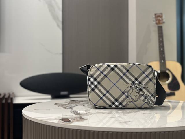 配盒 Size：25*12*18 Bur帅气相机包 送男女朋友的首选啊~可以一齐背② 容量也是扛扛的 两个隔层分类好重点是日常出门或者去旅游0负担