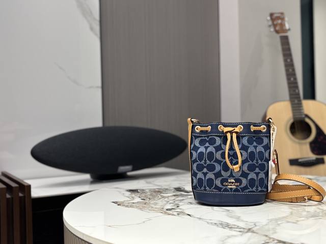 配礼盒. C家 10月新款水桶包 蔻驰最新一季的 休闲随性的包型，立体饱满 腋下 斜挎都不成问题 通勤必备 搜索 Coach 水桶尺寸：13*8*16Cm