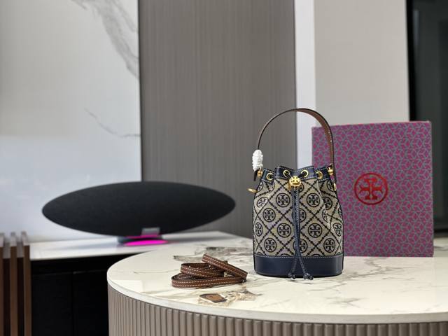 折叠盒 Size：小号17*15Cm 无卡包 Tb 新款水桶包 ！ 很特别的颜色 . 颜色高级，精致秀气！ 真的超舒服！ 气质满分！