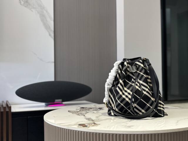大号 新款格纹水桶包真的很好背，肩带可以调节，单肩也可以斜挎，自重很轻，巨能装，经典格纹花色经久不衰,25Cm盒子包装