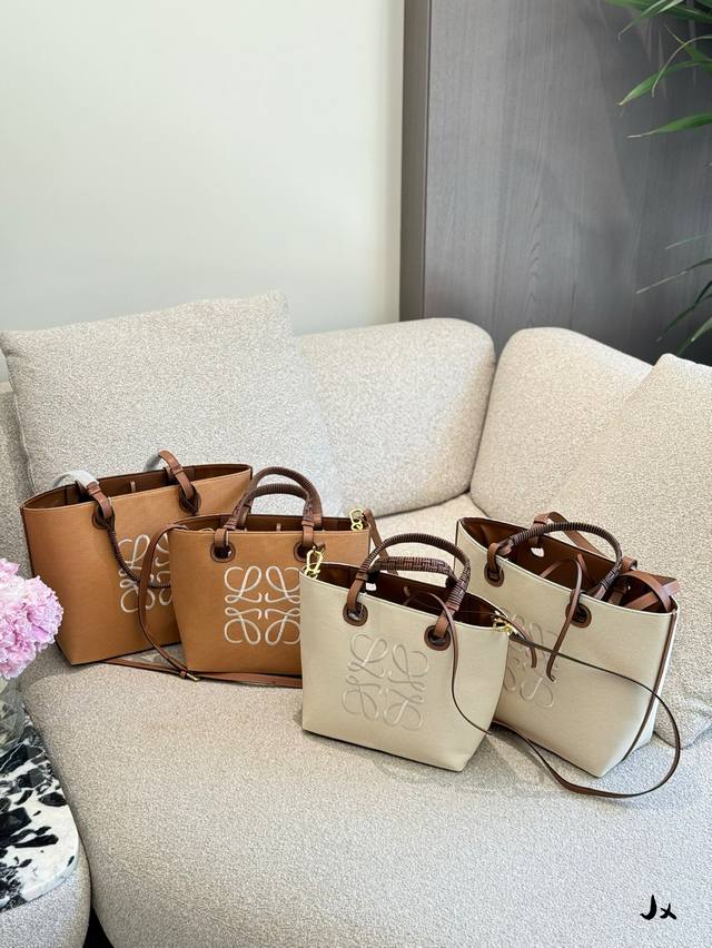 罗意威经典款托特通勤包 经典款托特,Mini 款可以手提,有单独的肩带可以调节,单肩斜挎,包身采用亚麻材质+牛皮编织手柄 迷你尺寸日常生活小物都可以放,其他尺寸 罗意威经典款托特通勤包 经典款托特,Mini 款可以手提,有单独的肩带可以调节,单肩斜挎,包身采用亚麻材质+牛皮编织手柄 迷你尺寸日常生活小物都可以放,其他尺寸