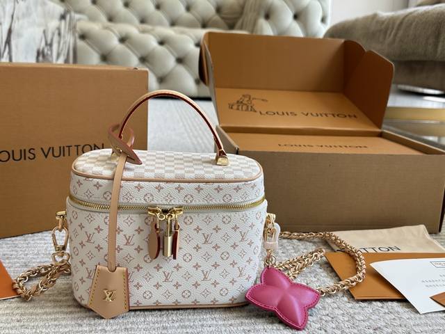 配盒 复刻版 Size：19*14Cm L家 Vanity 小箱子24Ss 新款哦 相比老款的Vanity化妆包， 这个24款可就更加圆润精致了 超级方便实用！