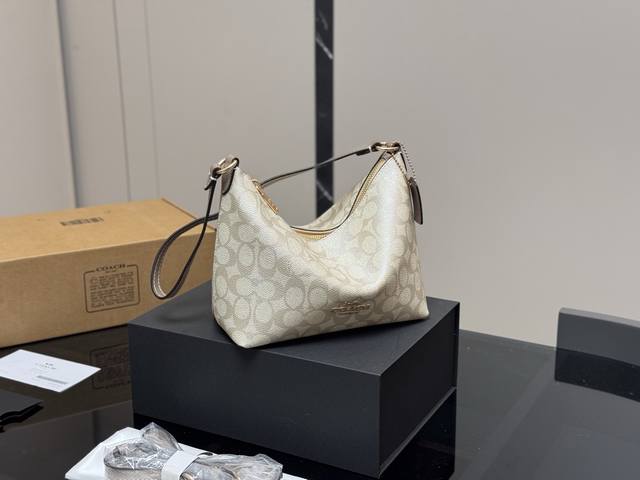 配折叠盒 Size:20*17Cm 蔻驰 Zip Bag饺子包 腋下包 上班通勤好搭子 拉链设计 金属质感全新Logo 日常所需均可放得下 Hobo 腋下 配折叠盒 Size:20*17Cm 蔻驰 Zip Bag饺子包 腋下包 上班通勤好搭子 拉链设计 金属质感全新Logo 日常所需均可放得下 Hobo 腋下