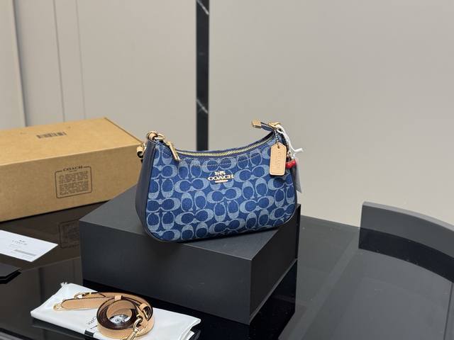 配折叠盒飞机盒 升级版 Size：24*13*7Cm 蔻驰 Teri腋下包 ，香不蕾 腋下包设计天花板了哦！ 配有2条肩带， 单肩斜挎都可以！ 颜值 搜索Coa