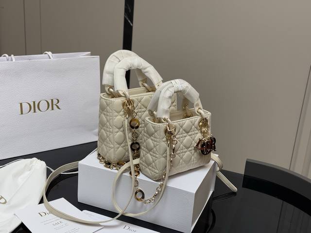 配折叠盒 尺寸：17Cm 20Cm 高品版.升级顶级原单出货 迪奥 戴妃玳瑁羊皮款 搭配最新的肩带 更加加分！ 小牛皮材质！