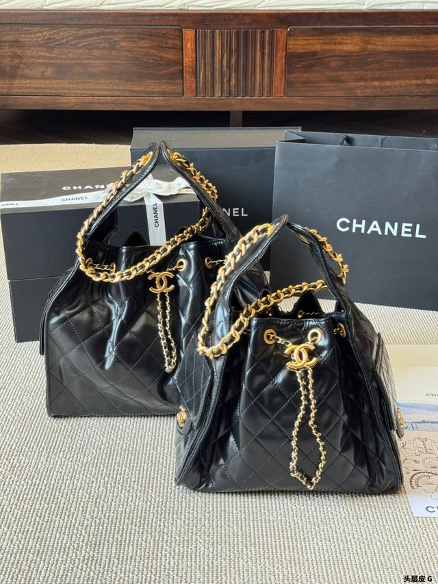 头层皮 Chanel 25S 牛皮Hobo流浪包 香奈儿 Chanel 牛皮刺绣购物袋出货，超级柔软，亲感特别好！内里采用同质量牛皮料！超级好物，等你来背！尺寸