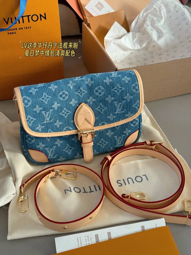 配盒 牛皮 Size：25*17Cm L家 Diane 法棍手袋 好优雅！ 感觉都不是很准确直击我心！ 配置两条肩带 今天的快乐是法棍给的！ 搜索 Lv 法棍