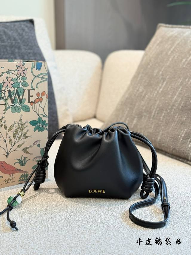 Loewe中国新年限定玉系列 [Loewe 罗意威玉系列Jade手袋] 全新玉系列Flamenco Mini手拿包色彩灵感源自古代玉雕 作品。包包附有一枚特别内