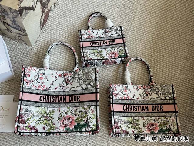 215 225 配盒配内胆 Size：26.5*21Cm 35*28 Cm 41*35Cm D家 Tote购物袋 Cdbooktote23最新购物袋 立体刺绣