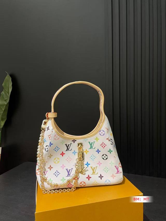 小号 配折叠礼盒 The Drop手拎Lv新包 The Drop手袋~超复古!!! 很适合夏天腋下背 绝对的奢华松弛感,点燃这个夏天 尺寸小号 26*17 小号 配折叠礼盒 The Drop手拎Lv新包 The Drop手袋~超复古!!! 很适合夏天腋下背 绝对的奢华松弛感,点燃这个夏天 尺寸小号 26*17