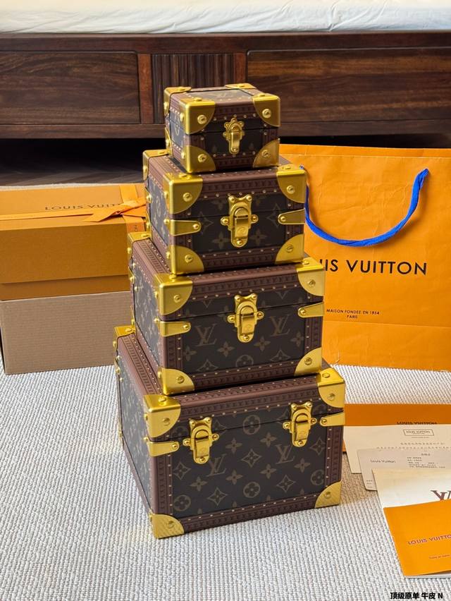 顶级原单 牛皮 路易威登Lv 四合一硬箱 可做手表盒、首饰盒、收纳盒、家居摆件 这个塔箱像套娃，一个套一个很可爱 摆在家里做装饰或者装一些饰品都Ok，寓意“步步
