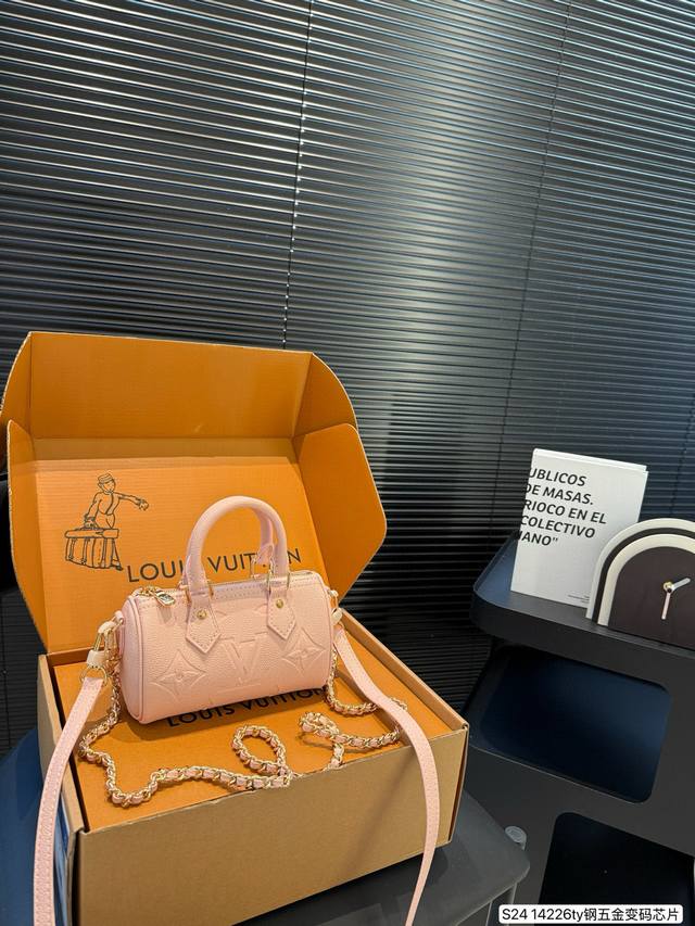 配飞机盒折叠盒子 全钢五金 变码芯片 Lv枕头包 又甜又酷 一整个爱住 百搭时尚 颜值超高 是每个潮酷女孩必入单品 尺寸:17 11 货号14226Ty 配飞机盒折叠盒子 全钢五金 变码芯片 Lv枕头包 又甜又酷 一整个爱住 百搭时尚 颜值超高 是每个潮酷女孩必入单品 尺寸:17 11 货号14226Ty