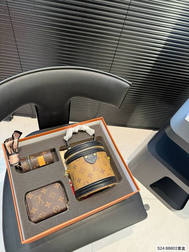 配盒子 Lv 超值套盒 一个包包的价钱买3个 Lv发财桶包口红包钱包丝巾尺寸13 14 货号88802