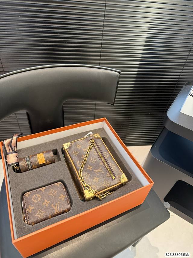 配盒子 Lv 超值套盒 一个包包的价钱买3个 Lv方箱子包口红包钱包丝巾尺寸18 12 货号88805