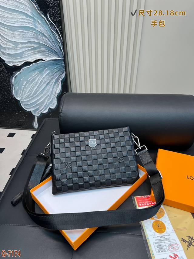 配礼盒 Lv压纹手拿包斜挎包 可真能装啊 日常搭配出门超吸睛 把复古时髦演绎得淋漓尽致 氛围感轻松拉满 经典老花手包越看越有品～ 尺寸28.18Cm