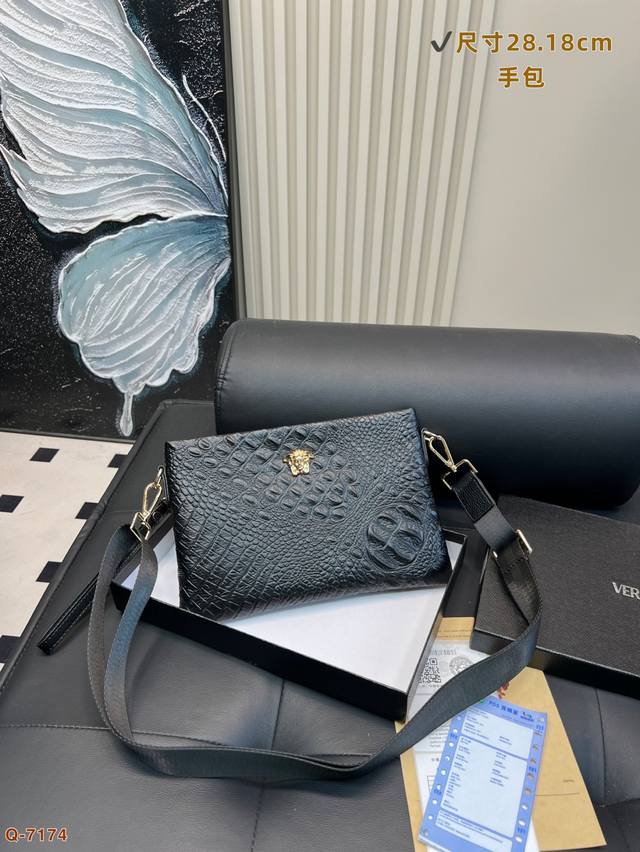 配礼盒 范思哲压纹手拿包斜挎包 可真能装啊 日常搭配出门超吸睛 把复古时髦演绎得淋漓尽致 氛围感轻松拉满 经典老花手包越看越有品～ 尺寸28.18Cm