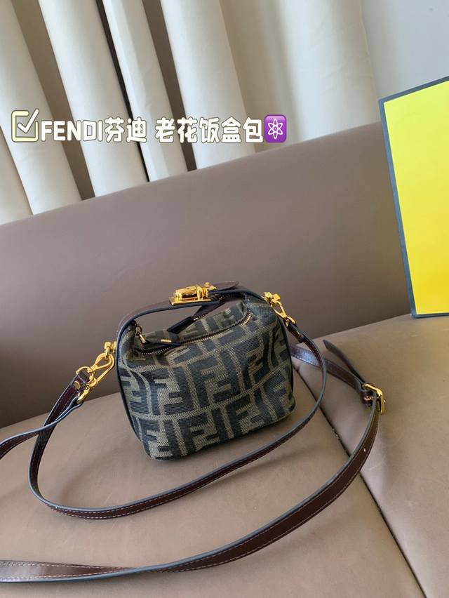 配折叠盒 Size:14*10 Fendi芬迪 老花饭盒包 包身饱满，设计简单 当它不填充的时候是可以有松软的Hobo效果 而当你把它装满它又呈现出很有形的便当