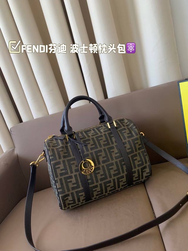 配盒 Size:30*20 Fendi芬迪 波士顿枕头包 超大容量 复古时髦巨可爱 可手提可斜挎上身可甜可盐！