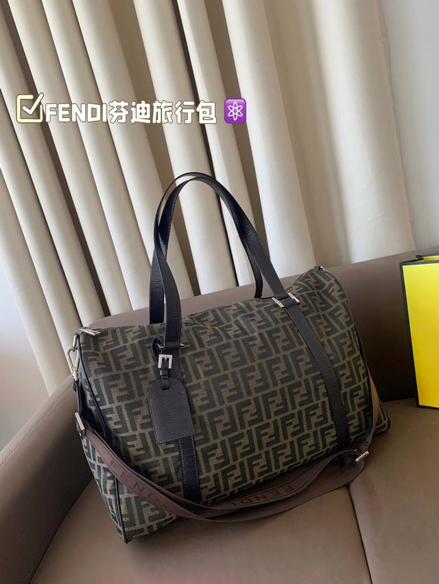 Fendi芬迪旅行包 一只帅气能装的旅行袋 经典设计大气可观男女通用款 尺寸47*30 配盒 Fendi芬迪旅行包 一只帅气能装的旅行袋 经典设计大气可观男女通用款 尺寸47*30 配盒