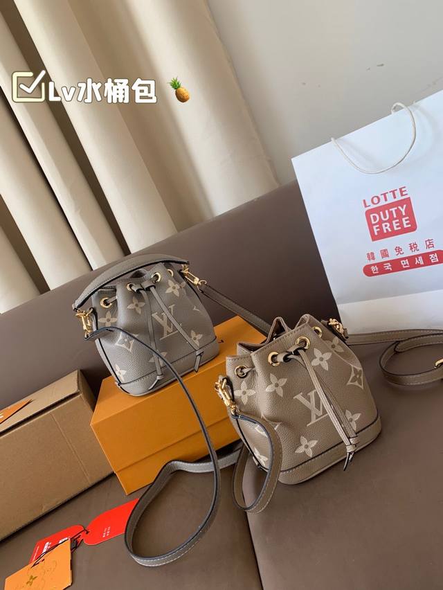 配飞机盒折叠盒子 新品推荐 Lv水桶包 重磅推荐 款式超受美亲们欢迎 网红明星同款 真哒是人手必备一只 兼具定型包优雅和轻松慵懒休闲范 充满时尚感 尺寸 13* 配飞机盒折叠盒子 新品推荐 Lv水桶包 重磅推荐 款式超受美亲们欢迎 网红明星同款 真哒是人手必备一只 兼具定型包优雅和轻松慵懒休闲范 充满时尚感 尺寸 13*