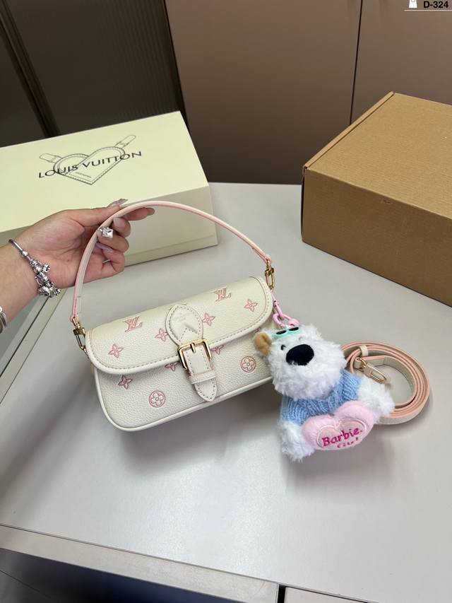 芯片版本 Lvdiane法棍包 法棍包是真好看 又好背！皮质和颜色都不错， 配置两条肩带 又甜又咸！ D-324尺寸20×10折叠盒