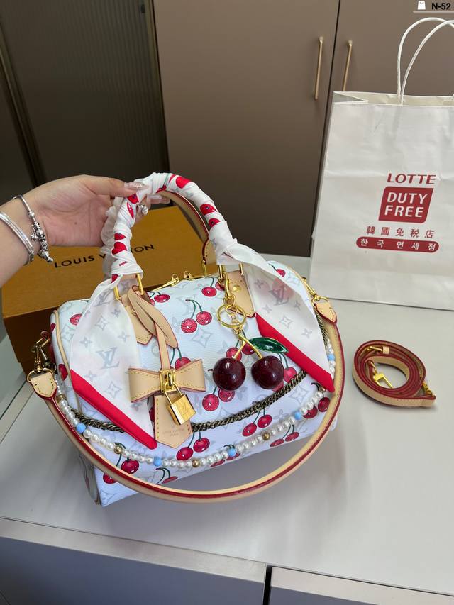 Lv 村上隆系列樱桃枕头包这款Retiro 手袋以标志性 经典永恒 N-52尺寸25×18