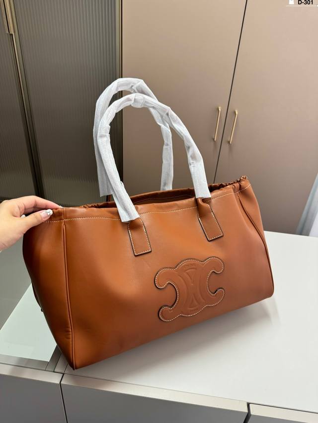 Celine赛琳包最喜欢的一只托特 宝妈们放心冲，出门让老公帮忙提也是帅的 D-301尺寸43×27