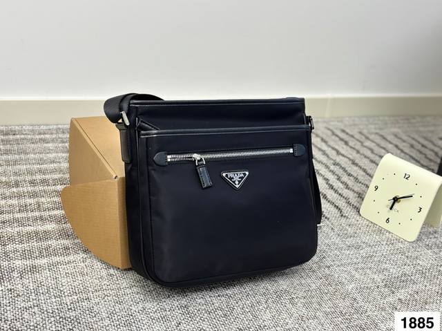 Prada 普拉达尼龙布标单肩包 男士斜挎包 采用精湛镶嵌细工，经典百搭 实物拍摄 原厂原版面料 尺寸27,26