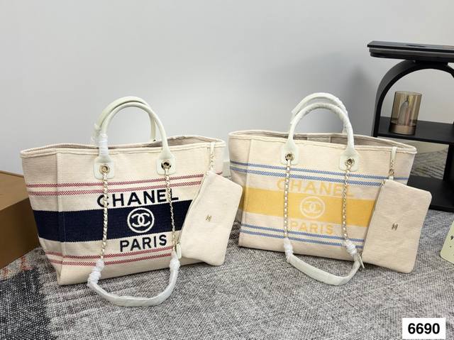 香奈儿沙滩包 牛仔沙滩 不论日常出游或是假日逛街，出镜率超高的包款总让人联想到温暖的季节和愜意海滩时光。质地清新自然，从视觉到触感都自带夏日风情，为结构感鲜明的