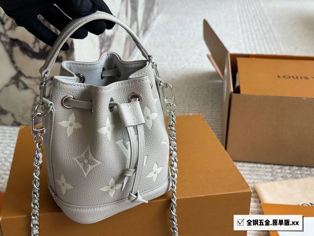 顶级原单 Zp级别 这只#Lv Nano Noe灰紫色小水桶，简直是精致女孩的“真香包”巴掌大的迷你尺寸 约13Cmx15Cmx9Cm ，却能轻松塞下手机 非P