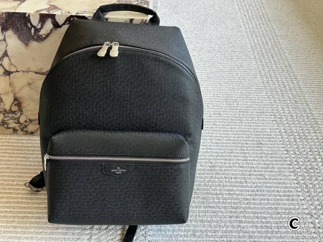 Size：30*40Cm L家 Apollo双肩包 台湾进口Pvc 超高清五金Logo标志、 专用里内里 直男必备款。 Lv最好看的黑色老花双肩包 大小也刚刚好