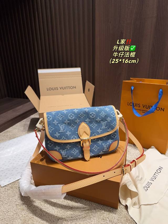 升级版 配折叠盒尺寸25.16Cm路易威登Lv刺绣法棍包 充满慵懒法式复古风情的法棍包，方方正正的长方包型，采用上窄下宽的梯形设计不只更贴身，而且容纳力十足。内