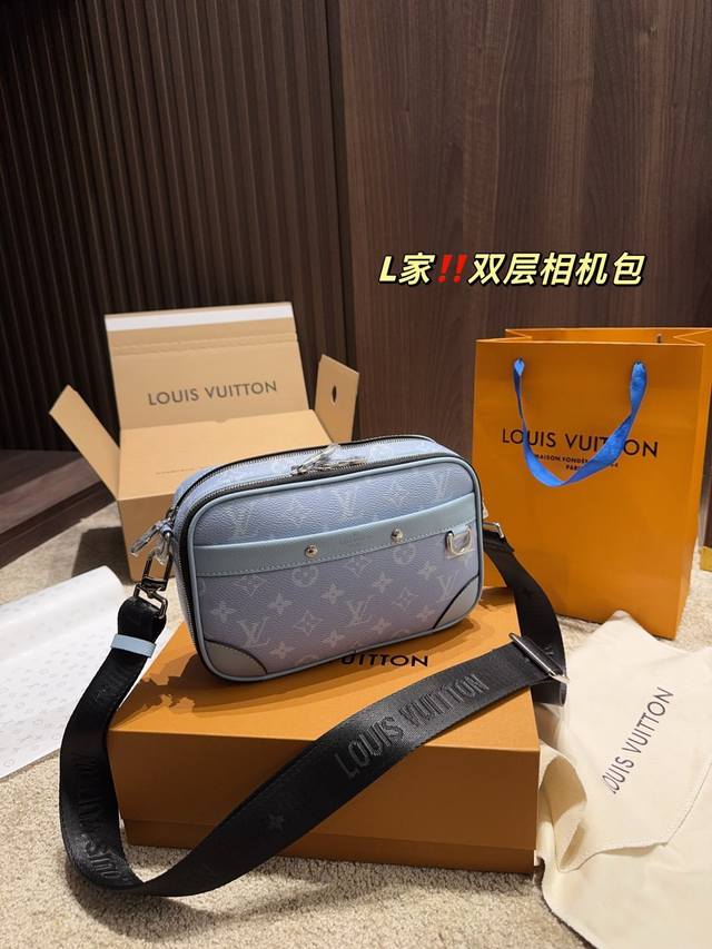全套包装尺寸24*15 Lv双层相机包 格调满满，自带一股低调沉稳儒雅的气息！ 版型挺阔，很有型！越用越有沉淀的味道！ 更加低调、沉稳！！ 可单肩可斜挎，不分年