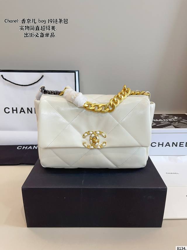 配礼盒. 香奈儿Chanel 19Bag链条包 有型,能装,风格随意切换 年度最爱大包,有点飒,冷淡风 气场十足 高级满满尺寸:25*8*18Cm 配礼盒. 香奈儿Chanel 19Bag链条包 有型,能装,风格随意切换 年度最爱大包,有点飒,冷淡风 气场十足 高级满满尺寸:25*8*18Cm