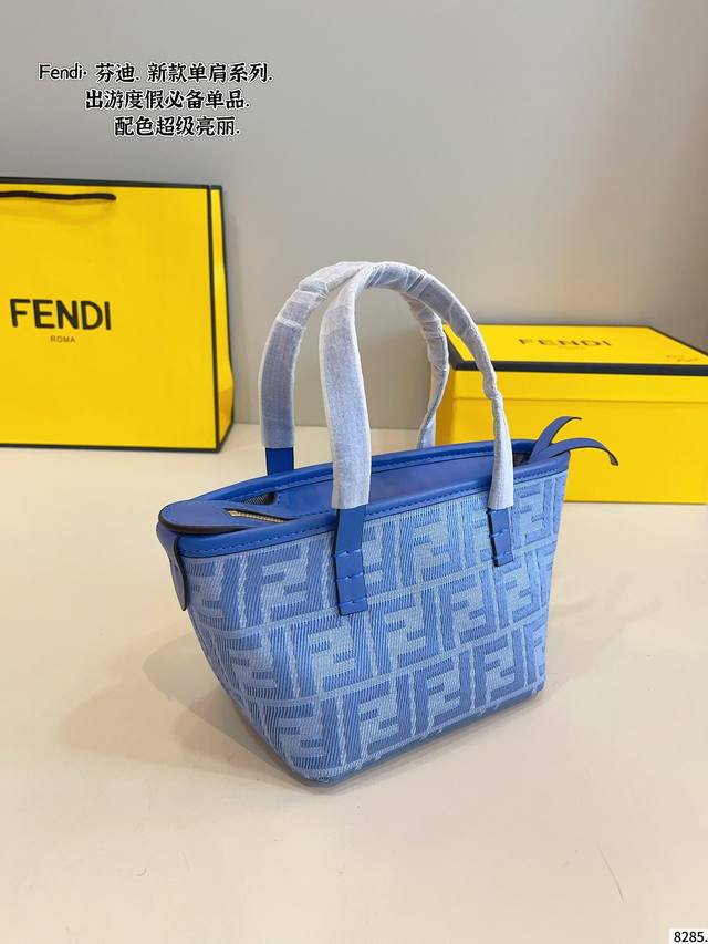 配礼盒 Fendi 芬迪 中古小购物袋. 小巧的设计.容量又很可. 可爱又又气质.高级满满 深深被它的颜值吸引 尺寸：15*11*13Cm