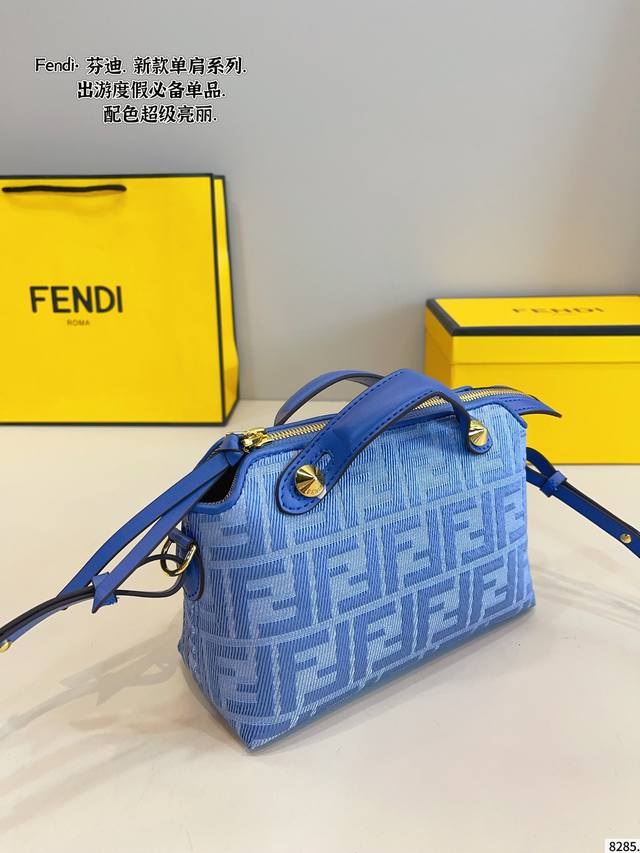 配礼盒 Fendi 芬迪 新款By The Way 迷你手提拉链波士顿 单肩斜挎枕头包 尺寸:20*8*13Cm 配礼盒 Fendi 芬迪 新款By The Way 迷你手提拉链波士顿 单肩斜挎枕头包 尺寸:20*8*13Cm
